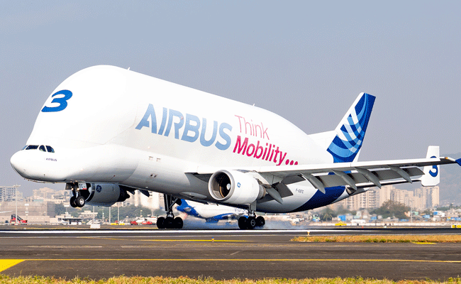 ಮುಂಬೈ ವಿಮಾನ ನಿಲ್ದಾಣಕ್ಕೆ ಬಂದಿಳಿದ ತಿಮಿಂಗಿಲ ಆಕಾರದ ಬೃಹತ್ ವಿಮಾನ