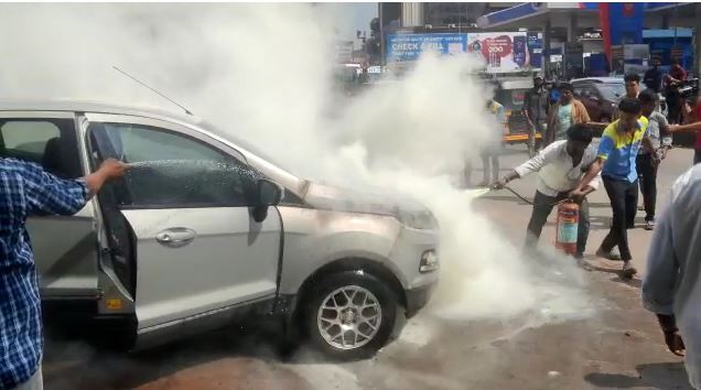 ಮಂಗಳೂರು: ನಿಲ್ಲಿಸಿದ್ದ ಕಾರಿನಲ್ಲಿ ಏಕಾಏಕಿ ಬೆಂಕಿ