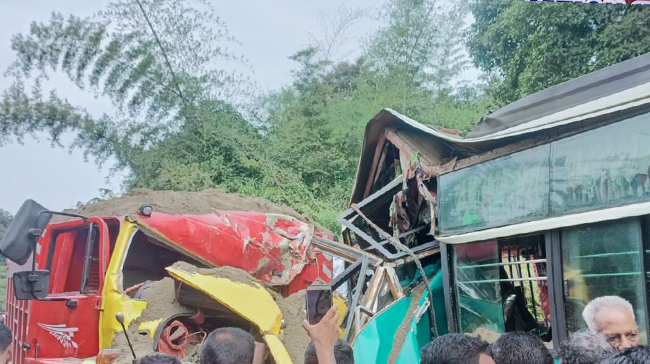 ಚಿಕ್ಕಮಗಳೂರು: ಖಾಸಗಿ ಬಸ್ -ಟಿಪ್ಪರ್ ನಡುವೆ ಅಪಘಾತ; ಓರ್ವ ಮಹಿಳೆ ಮೃತ್ಯು