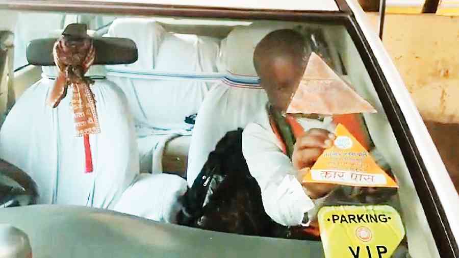 ಜಾರ್ಖಂಡ್‌: ಐಟಿ ಅಧಿಕಾರಿಗಳು ದಾಳಿಗೆ ಆಗಮಿಸಿದ ಕಾರಿನಲ್ಲಿ ಬಿಜೆಪಿ ಸ್ಟಿಕ್ಕರ್‌!