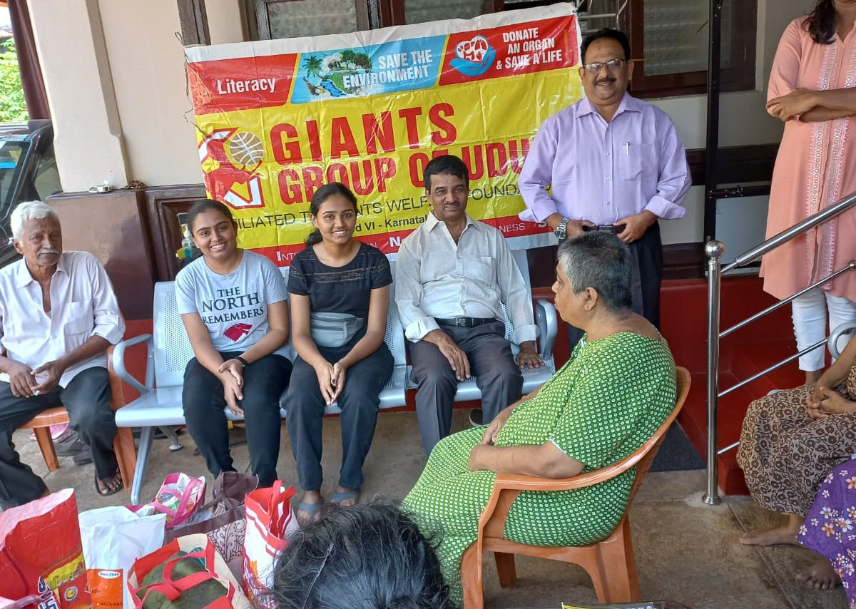 ಉಡುಪಿ ಜಯಂಟ್ಸ್ ತಂಡ ವೃದ್ಧಾಶ್ರಮಕ್ಕೆ ಭೇಟಿ