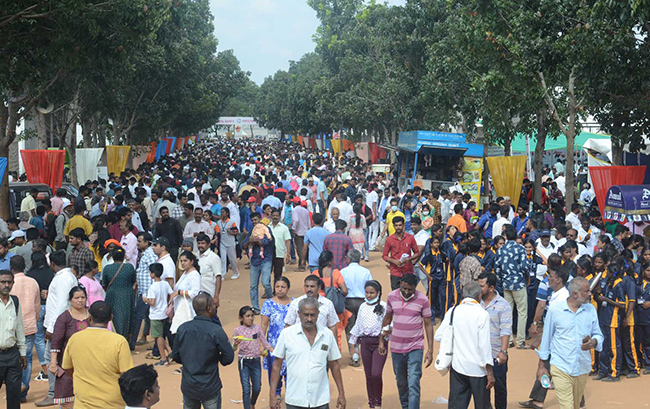 ಬೆಂಗಳೂರು: ಕೃಷಿ ಮೇಳದಲ್ಲಿ ಜನ ಸಾಗರ, ತುಂಬಿ ತುಳುಕಿದ ಉಚಿತ ಬಸ್‍ಗಳು