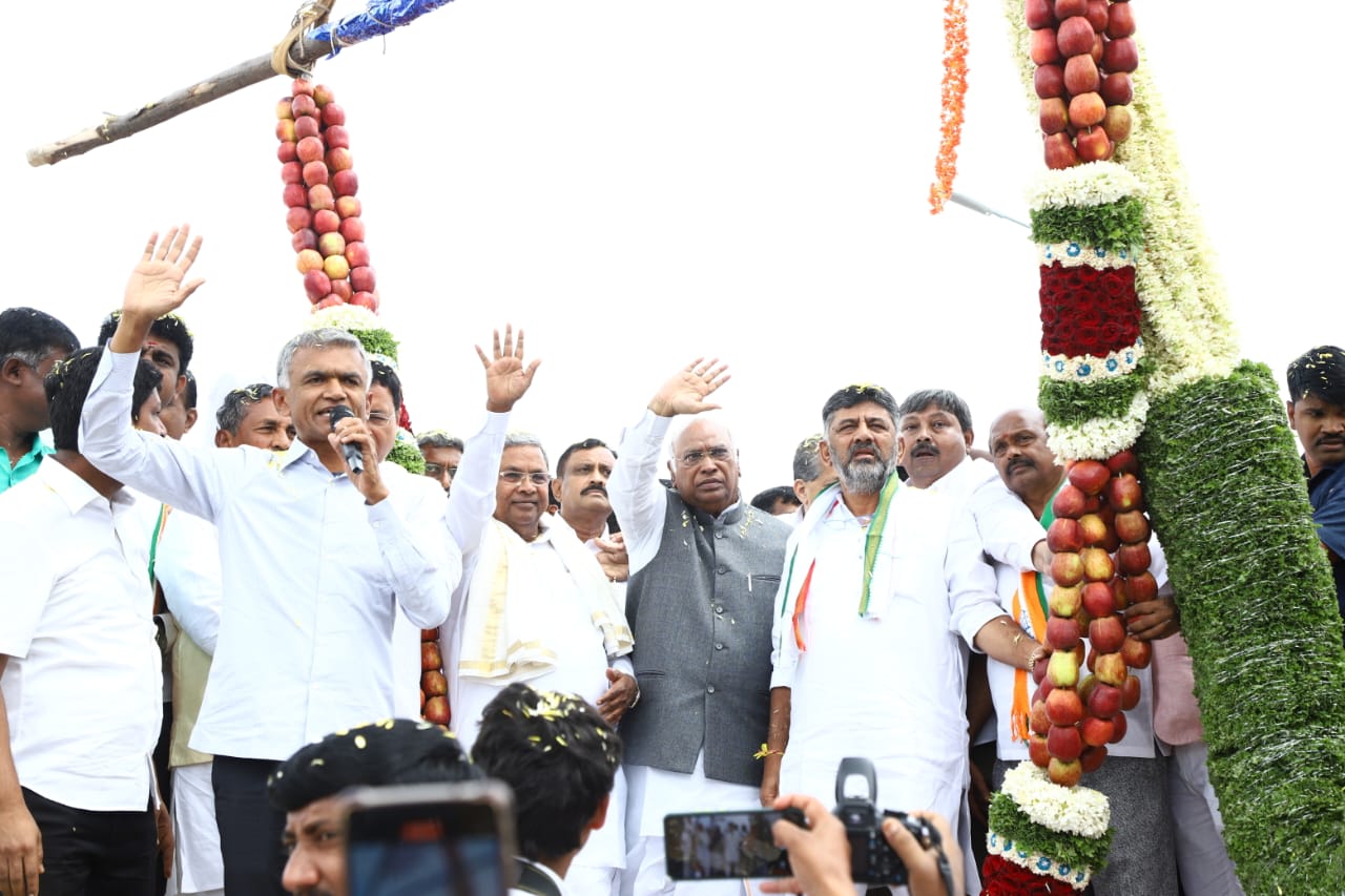 ಬೆಂಗಳೂರು | ಎಐಸಿಸಿ ನೂತನ ಅಧ್ಯಕ್ಷ ಮಲ್ಲಿಕಾರ್ಜುನ ಖರ್ಗೆಯವರಿಗೆ ಅದ್ದೂರಿ ಸ್ವಾಗತ
