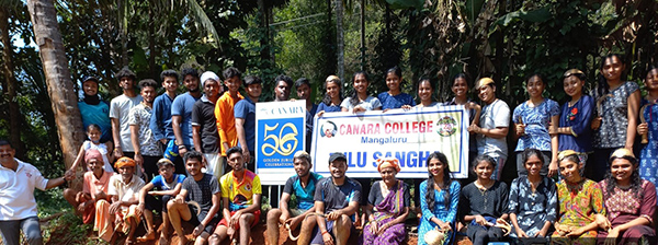 ಮಂಗಳೂರು: ಕೆನರಾ ಕಾಲೇಜು ತುಳು ಸಂಘದ ವಿದ್ಯಾರ್ಥಿಗಳಿಂದ ಭತ್ತದ ಕಟಾವು