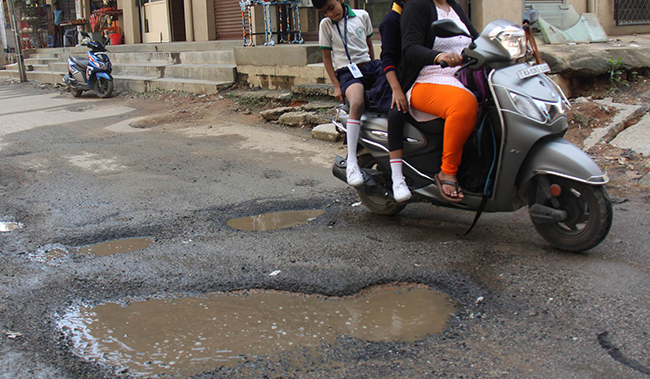 ಮಳೆಯಿಂದ ಮತ್ತೆ ಗುಂಡಿ ಬಿದ್ದ ಸಿಲಿಕಾನ್‍ಸಿಟಿ ರಸ್ತೆಗಳು