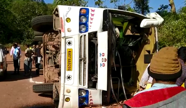 ಸಾಗರ: ಪ್ರವಾಸಕ್ಕೆ ಬಂದಿದ್ದ ಬಸ್ ಪಲ್ಟಿ, ಹಲವು ವಿದ್ಯಾರ್ಥಿಗಳಿಗೆ ಗಾಯ