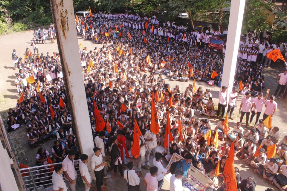 ಕುಂದಾಪುರ: ಮಂಗಳೂರು ವಿವಿ ಶೈಕ್ಷಣಿಕ ಸಮಸ್ಯೆ ವಿರೋಧಿಸಿ ವಿದ್ಯಾರ್ಥಿಗಳಿಂದ ಪ್ರತಿಭಟನೆ