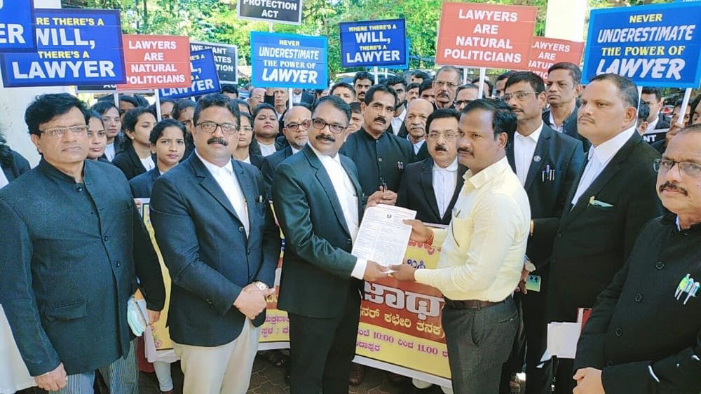 ವಕೀಲರ ರಕ್ಷಣಾ ಅಧಿನಿಯಮ ಅಂಗೀಕರಿಸಲು ಆಗ್ರಹಿಸಿ ಮನವಿ