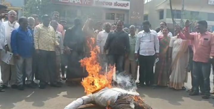 ಹುಬ್ಬಳ್ಳಿ: ಒಳ ಮೀಸಲಾತಿ ಹೋರಾಟಗಾರರ ಮೇಲಿನ ಲಾಠಿ ಚಾರ್ಜ್ ಖಂಡಿಸಿ ಸಿಎಂ ಬೊಮ್ಮಾಯಿ ಪ್ರತಿಕೃತಿ ದಹಿಸಿ ಪ್ರತಿಭಟನೆ