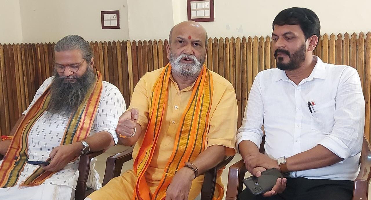 ಸುನೀಲ್ ಕುಮಾರ್ ಸೋಲುವ ಭೀತಿಯಲ್ಲಿ ಕಾರ್ಯಕರ್ತರ ವಿರುದ್ಧ ಸುಳ್ಳು ಪ್ರಕರಣ ದಾಖಲು: ಪ್ರಮೋದ್ ಮುತಾಲಿಕ್ ಆರೋಪ ಸುನೀಲ್ ಕುಮಾರ್ ಸೋಲುವ ಭೀತಿಯಲ್ಲಿ ಕಾರ್ಯಕರ್ತರ ವಿರುದ್ಧ ಸುಳ್ಳು ಪ್ರಕರಣ ದಾಖಲು: ಪ್ರಮೋದ್ ಮುತಾಲಿಕ್ ಆರೋಪ