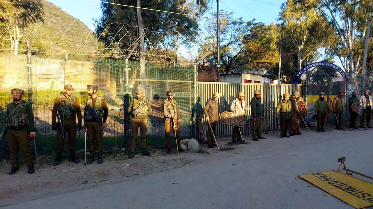 ಸೇನಾ ಶಿಬಿರದ ಬಳಿ ಗುಂಡಿನ ದಾಳಿಗೆ ಇಬ್ಬರ ಸಾವು; ಭಯೋತ್ಪಾದಕ ಕೃತ್ಯವೆಂದ ಸೇನೆ; ಜನರಿಂದ ಬೃಹತ್ ಪ್ರತಿಭಟನೆ