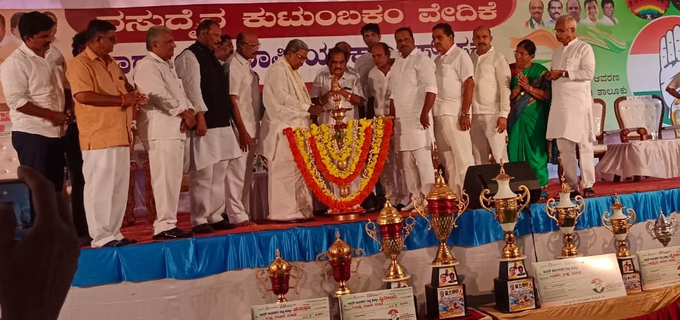 ಕೋಮುವಾದಿ ಬಿಜೆಪಿಯನ್ನು ಸೋಲಿಸದಿದ್ದರೆ ದೇಶಕ್ಕೆ ಅಪಾಯ: ಮಾಜಿ ಸಿಎಂ ಸಿದ್ದರಾಮಯ್ಯ