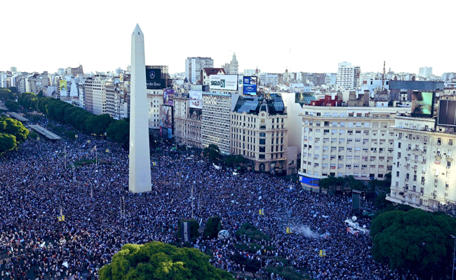 ಅರ್ಜೆಂಟೀನದ ಐಕಾನಿಕ್ ಸ್ಮಾರಕ ಬಳಿ ವಿಶ್ವಕಪ್ ವಿಜಯೋತ್ಸವ ಆಚರಿಸಿದ ಲಕ್ಷಾಂತರ ಅಭಿಮಾನಿಗಳು ಅರ್ಜೆಂಟೀನದ ಐಕಾನಿಕ್ ಸ್ಮಾರಕ ಬಳಿ ವಿಶ್ವಕಪ್ ವಿಜಯೋತ್ಸವ ಆಚರಿಸಿದ ಲಕ್ಷಾಂತರ ಅಭಿಮಾನಿಗಳು