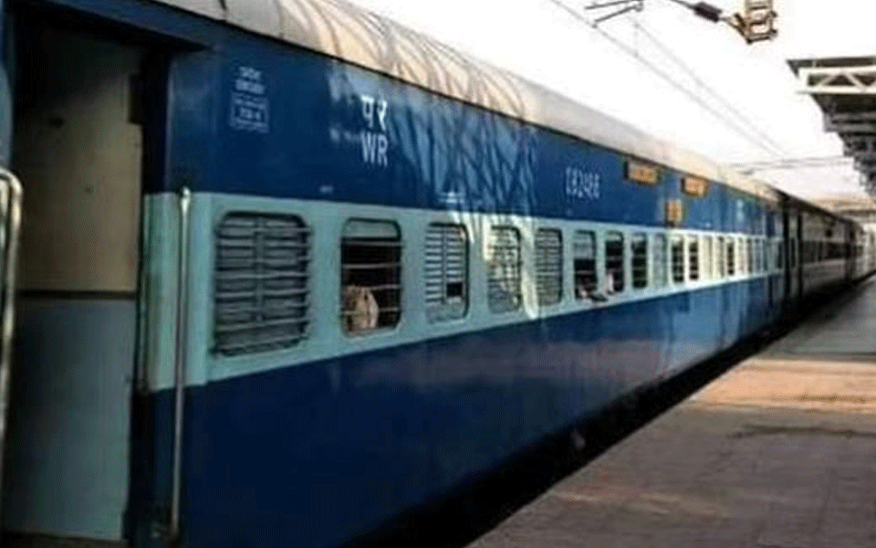 ಉದ್ಯೋಗ ಕೊಡಿಸುವುದಾಗಿ ಕೋಟ್ಯಾಂತರ ರೂ. ಪಡೆದು ರೈಲುಗಳನ್ನು ಎಣಿಸುವ ಕೆಲಸ ಕೊಟ್ಟ ವಂಚಕರು !