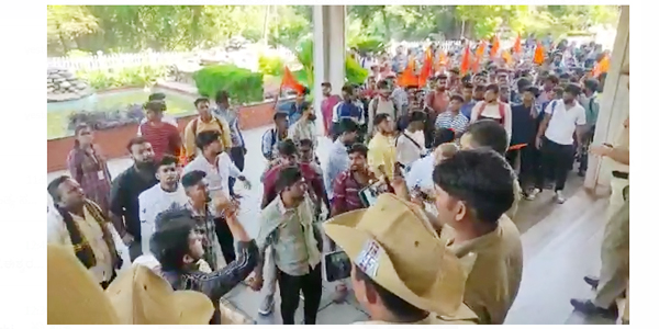 ಮಂಗಳೂರು ವಿವಿ ಫಲಿತಾಂಶ ವಿಳಂಬ ಖಂಡಿಸಿ ಎಬಿವಿಪಿ ಪ್ರತಿಭಟನೆ: ವಿವಿ ಸಿಂಡಿಕೇಟ್ ಸಭೆಗೆ ನುಗ್ಗಲು ಯತ್ನ