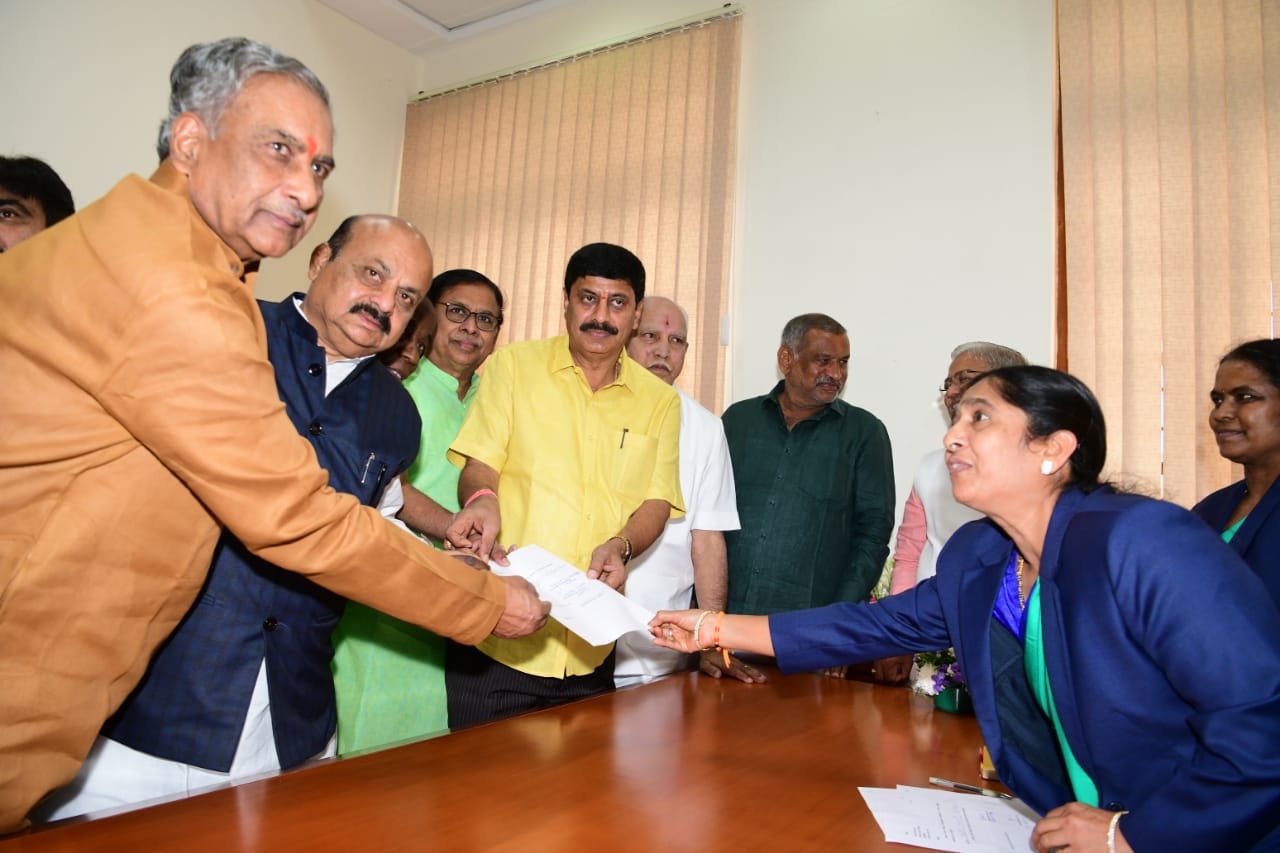 ವಿಧಾನ ಪರಿಷತ್ ಸಭಾಪತಿ ಸ್ಥಾನಕ್ಕೆ ನಾಮಪತ್ರ ಸಲ್ಲಿಸಿದ ಬಸವರಾಜ ಹೊರಟ್ಟಿ