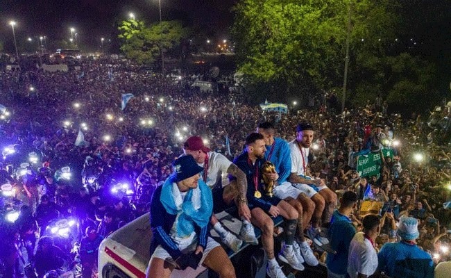 ವಿಶ್ವಕಪ್ ಚಾಂಪಿಯನ್ ಮೆಸ್ಸಿ, ತಂಡಕ್ಕೆ ತವರಿನಲ್ಲಿ ಅದ್ದೂರಿ ಸ್ವಾಗತ: ಸಾರ್ವತ್ರಿಕ ರಜೆ ಘೋಷಿಸಿದ ಅರ್ಜೆಂಟೀನ