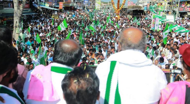 ಮಂಡ್ಯ: ಪಂಚರತ್ನ ರಥಯಾತ್ರೆ ವೇಳೆ ಸುಸ್ತಾಗಿ ಕುಸಿದು ಬಿದ್ದ ಶಾಸಕ ತಮ್ಮಣ್ಣ