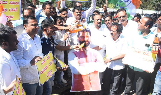 ಮೈಸೂರು: ಶಾಸಕ ಸಿ.ಟಿ. ರವಿ ಭಾವಚಿತ್ರದ ಫ್ಲೆಕ್ಸ್ ಗೆ ಮದ್ಯ ಸುರಿದು, ಸೆಗಣಿ ಎರಚಿ ಕಾಂಗ್ರೆಸ್ ಕಾರ್ಯಕರ್ತರ ಪ್ರತಿಭಟನೆ