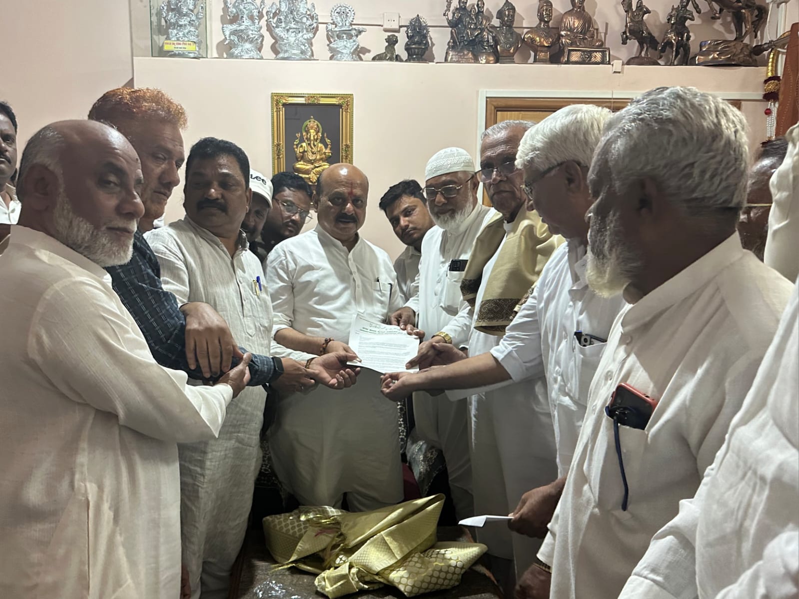 VIDEO- ಹುಬ್ಬಳ್ಳಿ ದರ್ಗಾಕ್ಕೆ ಭೇಟಿ ನೀಡಿ ಸಿಎಂ ಬೊಮ್ಮಾಯಿ ಹೇಳಿದ್ದೇನು?