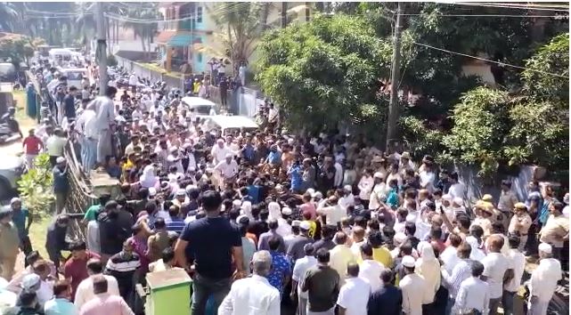 ಜಲೀಲ್ ಹತ್ಯೆ ಪ್ರಕರಣ | ಆರೋಪಿಗಳ ಬಂಧನಕ್ಕೆ ಆಗ್ರಹಿಸಿ ಮೃತದೇಹ ಮುಂದಿಟ್ಟು ಧರಣಿ