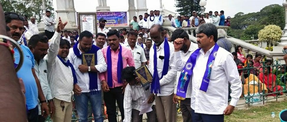 ಮೈಸೂರು: ಸಂವಿಧಾನದ ಪ್ರಸ್ತಾವನೆ ಓದಿ ಮನುಸ್ಮೃತಿ  ಪುಟಗಳಿಗೆ ಬೆಂಕಿ