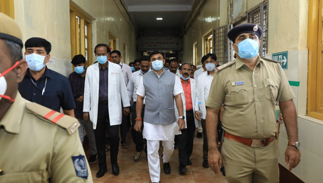 ಕೋವಿಡ್ ಭೀತಿ | ಆರ್ಥಿಕ ಚಟುವಟಿಕೆಗಳಿಗೆ ನಿರ್ಬಂಧ ಹೇರುವ ಯಾವುದೇ ಚಿಂತನೆ ಇಲ್ಲ: ಸಚಿವ ಡಾ.ಕೆ.ಸುಧಾಕರ್ ಕೋವಿಡ್ ಭೀತಿ | ಆರ್ಥಿಕ ಚಟುವಟಿಕೆಗಳಿಗೆ ನಿರ್ಬಂಧ ಹೇರುವ ಯಾವುದೇ ಚಿಂತನೆ ಇಲ್ಲ: ಸಚಿವ ಡಾ.ಕೆ.ಸುಧಾಕರ್