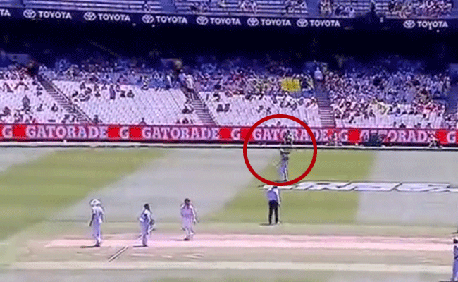 ದಕ್ಷಿಣ ಆಫ್ರಿಕಾದ ಬೌಲರ್ ಗೆ ಢಿಕ್ಕಿ ಹೊಡೆದ ಕ್ಯಾಮರಾ: ಸ್ಪೈಡರ್ ಕ್ಯಾಮ್ ಆಪರೇಟರ್ ಗೆ ಗೇಟ್ ಪಾಸ್