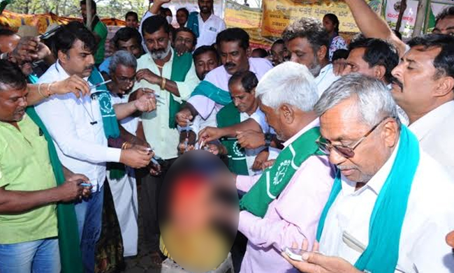 ಮಂಡ್ಯ: ಸಿಎಂ ಬೊಮ್ಮಾಯಿ ಪುತ್ಥಳಿಗೆ ರಕ್ತಾಭಿಷೇಕ ಮಾಡಿ ಪ್ರತಿಭಟನೆ ನಡೆಸಿದ ರೈತರ ಬಂಧನ