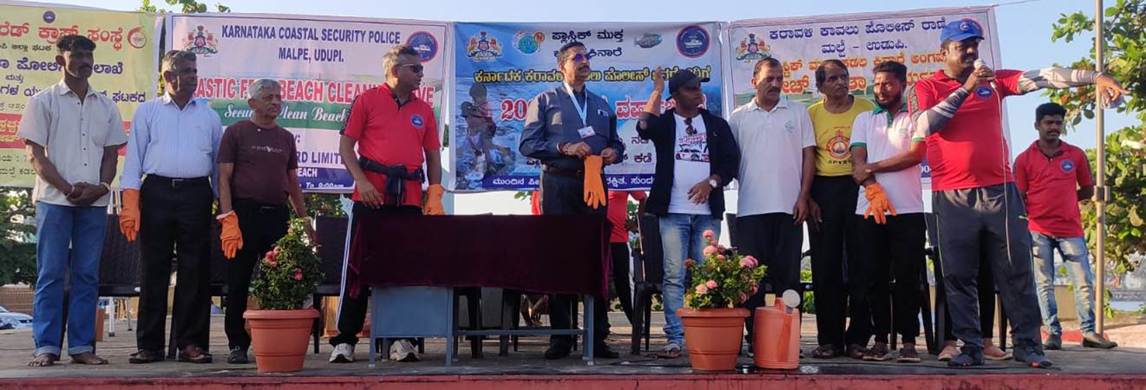 ಮಲ್ಪೆ: ರೆಡ್ಕ್ರಾಸ್ನಿಂದ ಬೀಚ್ ಸ್ವಚ್ಛತಾ ಅಭಿಯಾನ ಮಲ್ಪೆ: ರೆಡ್ಕ್ರಾಸ್ನಿಂದ ಬೀಚ್ ಸ್ವಚ್ಛತಾ ಅಭಿಯಾನ