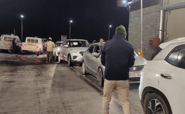 ಅಟಲ್ ಸುರಂಗದ ಎರಡೂ ಬದಿ ಸಿಕ್ಕಿಹಾಕಿಕೊಂಡ ಸಾವಿರಾರು ಪ್ರವಾಸಿಗಳು: ಕಾರಣ ಏನು ಗೊತ್ತೇ?