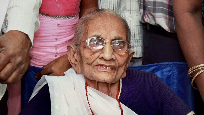 ಗುಜರಾತ್ ನ ಗಾಂಧಿನಗರದಲ್ಲಿ ತಾಯಿ ಹೀರಾಬೆನ್ ಅಂತ್ಯಕ್ರಿಯೆ ನೆರವೇರಿಸಿದ ಪ್ರಧಾನಿ ಮೋದಿ