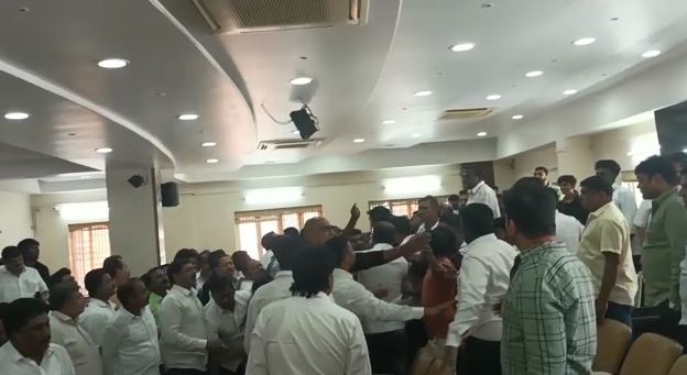 ಟಿಕೆಟ್ ಗೊಂದಲ; ಕೆಪಿಸಿಸಿ ಕಚೇರಿಯಲ್ಲಿ ಕೈ- ಕೈ ಮಿಲಾಯಿಸಿದ ಕಾಂಗ್ರೆಸ್ ಕಾರ್ಯಕರ್ತರು