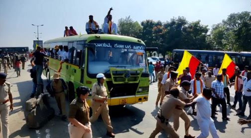 ಗಡಿ ವಿವಾದ: ಬೆಳಗಾವಿಯಲ್ಲಿ ಪ್ರತಿಭಟನೆ, ಮಹಾರಾಷ್ಟ್ರ ವಾಹನಗಳಿಗೆ ಮಸಿ, ಕಲ್ಲು ತೂರಾಟ