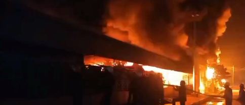 ಪಾಕಿಸ್ತಾನ: ಭೀಕರ ಅಗ್ನಿದುರಂತ 300 ಅಂಗಡಿಗಳು ಸುಟ್ಟು ಭಸ್ಮ