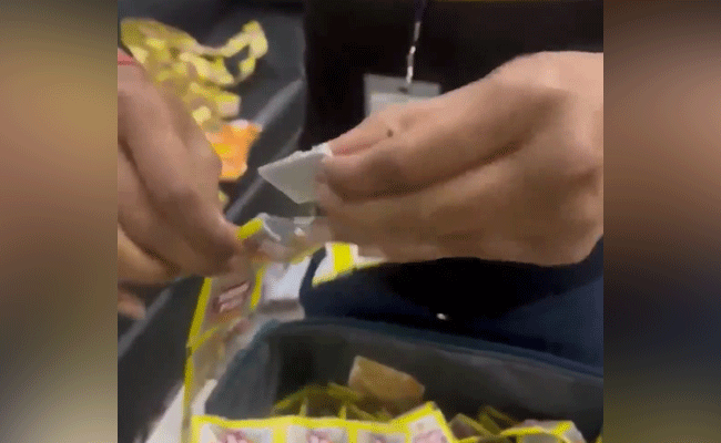 ಪಾನ್ ಮಸಾಲಾ ಪೊಟ್ಟಣದಲ್ಲಿ 40,000 ಡಾಲರ್ ಇಟ್ಟುಕೊಂಡು ಬ್ಯಾಂಕಾಕ್‌ಗೆ ಹಾರಲು ಯತ್ನಿಸಿದ ವ್ಯಕ್ತಿಯ ಬಂಧನ