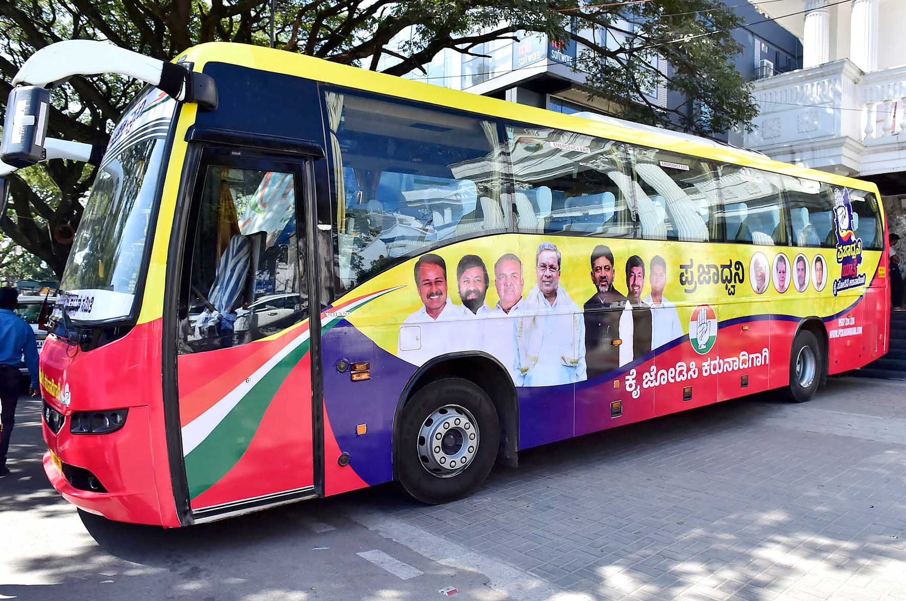 ನಾಳೆಯಿಂದ ರಾಜ್ಯದಲ್ಲಿ ಕಾಂಗ್ರೆಸ್ ‘ಪ್ರಜಾಧ್ವನಿ ಯಾತ್ರೆ’ ಆರಂಭ; ಕೈ ನಾಯಕರ ಯಾತ್ರೆಗೆ ಸಜ್ಜುಗೊಂಡಿರುವ ಬಸ್