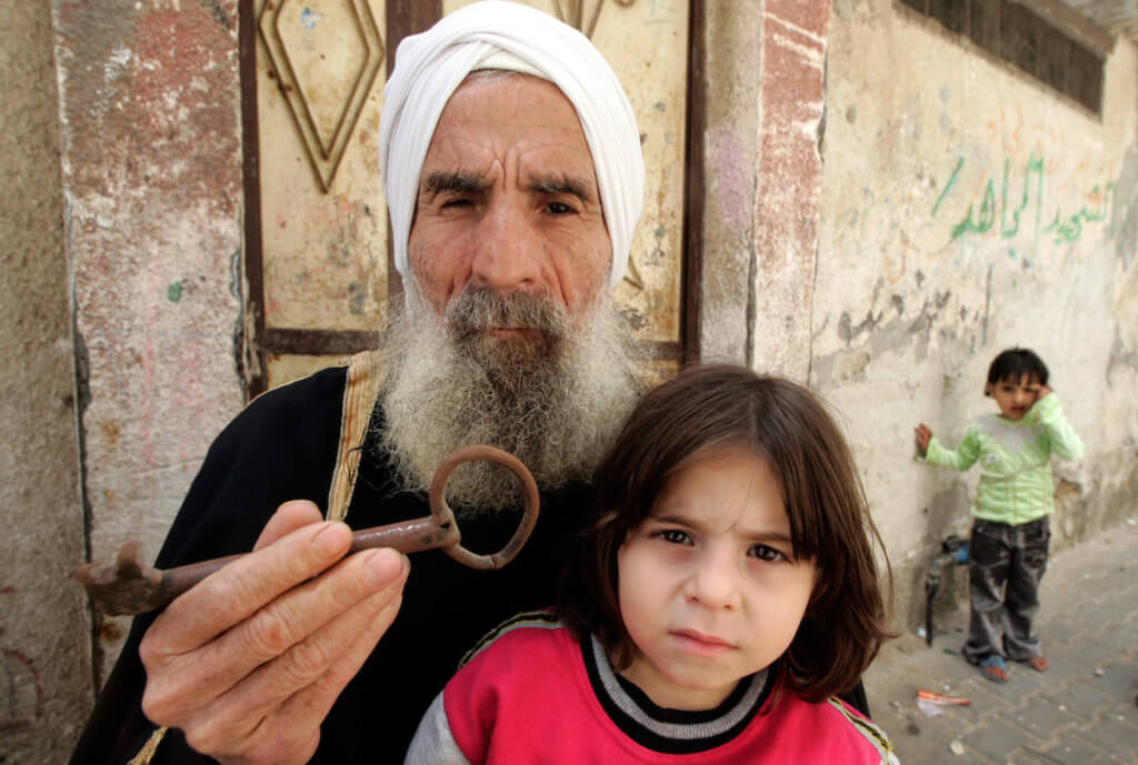 ನೂರಾರು ತೋಳಗಳ ನಡುವೆ ಒಂದೆರಡು ಮೊಲಗಳು