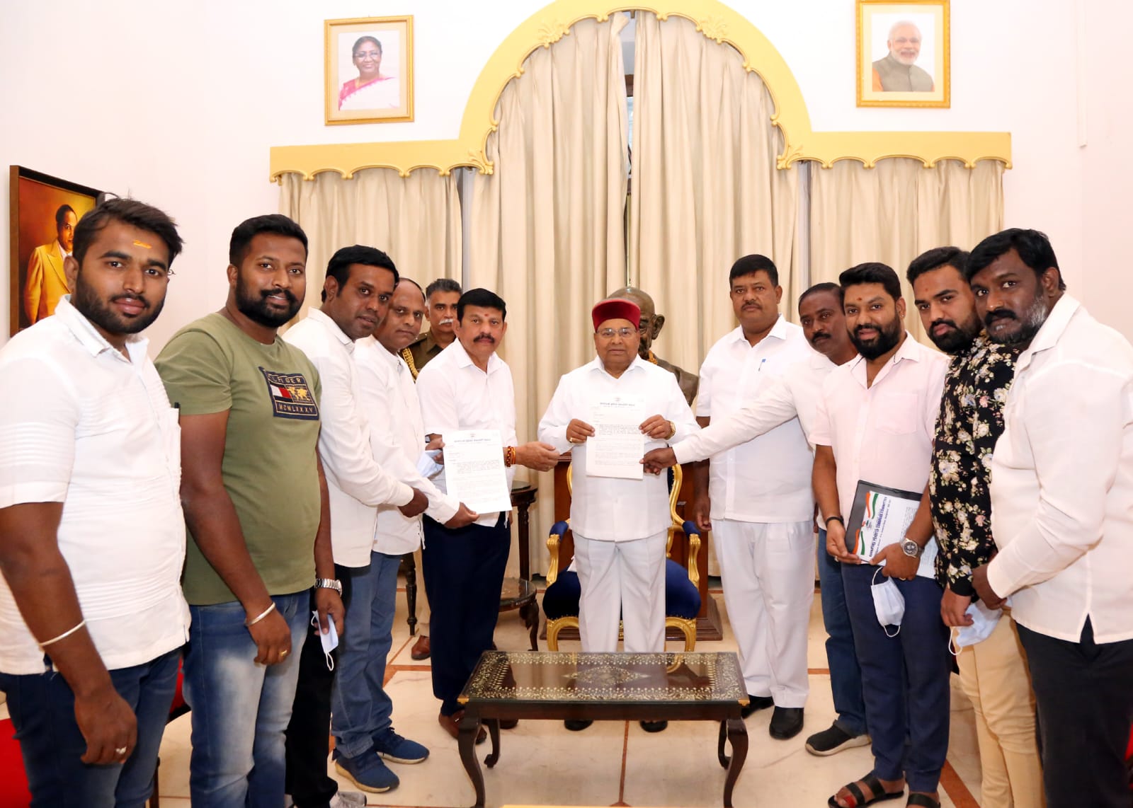 ಸ್ಯಾಂಟ್ರೋ ರವಿ ಬಂಧನಕ್ಕೆ ಆಗ್ರಹಿಸಿ ರಾಜ್ಯಪಾಲರಿಗೆ ಕಾಂಗ್ರೆಸ್ ಮನವಿ