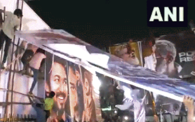 ಏಕಕಾಲಕ್ಕೆ ಬಿಡುಗಡೆಯಾದ ಖ್ಯಾತ ನಟರ ಚಿತ್ರ: ಅಜಿತ್ ಮತ್ತು ವಿಜಯ್ ಅಭಿಮಾನಿಗಳ ನಡುವೆ ಹೊಡೆದಾಟ