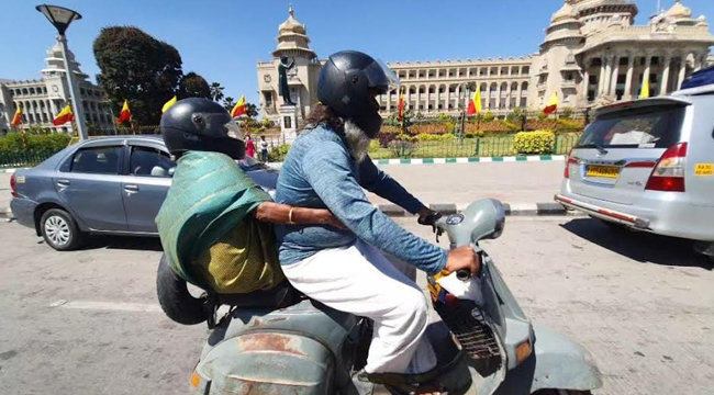 20 ವರ್ಷದಿಂದ ಸ್ಕೂಟರ್‌ನಲ್ಲೇ ತಾಯಿಯೊಂದಿಗೆ ದೇಶ ಸುತ್ತಾಟ