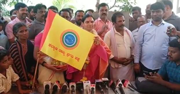 ಪತಿ ಜನಾರ್ದನ ರೆಡ್ಡಿ ಪರ ಬಳ್ಳಾರಿಯಲ್ಲಿ ಪತ್ನಿಯಿಂದ ಪ್ರಚಾರ, ಪಕ್ಷದ ಬಾವುಟ ಅನಾವರಣ