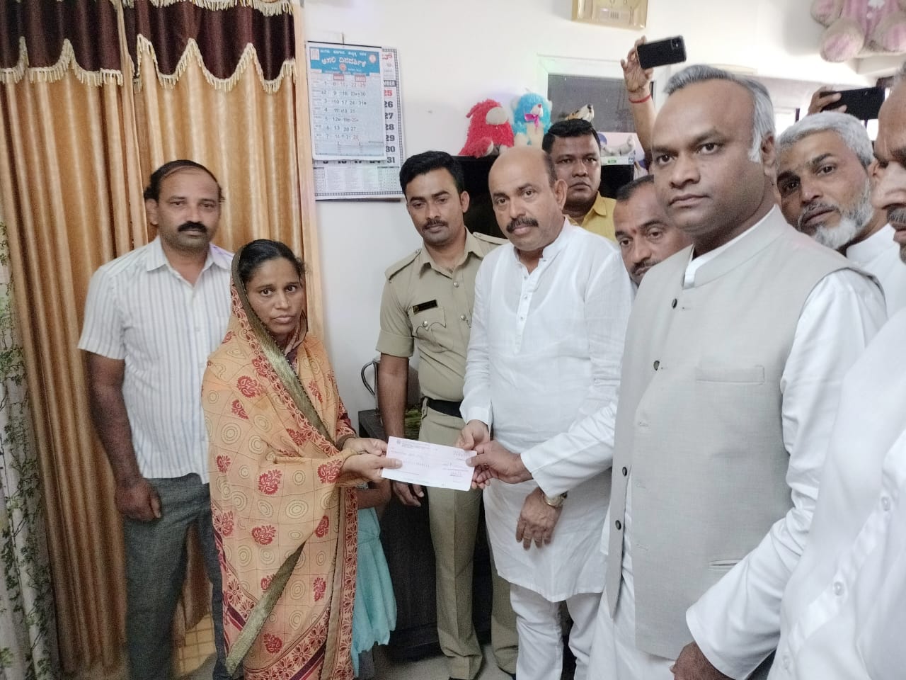 ಸುರತ್ಕಲ್: ಮೃತ ಪೊಲೀಸ್ ಸಿಬ್ಬಂದಿ ಕುಟುಂಬಕ್ಕೆ 1 ಲಕ್ಷ ರೂ. ಚೆಕ್ ವಿತರಿಸಿದ ಪ್ರಿಯಾಂಕ್ ಖರ್ಗೆ ಸುರತ್ಕಲ್: ಮೃತ ಪೊಲೀಸ್ ಸಿಬ್ಬಂದಿ ಕುಟುಂಬಕ್ಕೆ 1 ಲಕ್ಷ ರೂ. ಚೆಕ್ ವಿತರಿಸಿದ ಪ್ರಿಯಾಂಕ್ ಖರ್ಗೆ