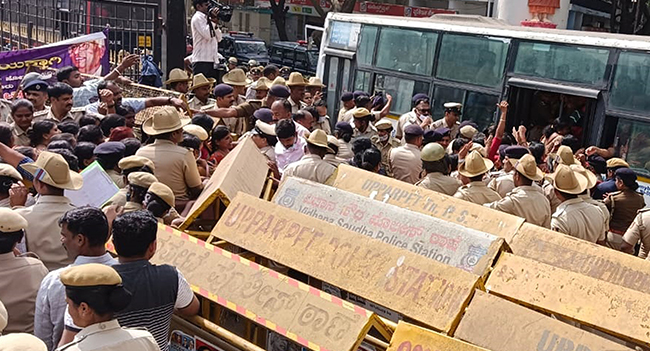 ‘ಸಮಯ ಮುಗೀತು, ಜಾಗ ಖಾಲಿ ಮಾಡಿ ಎಂದ ಪೊಲೀಸರು..!’: ಧರಣಿ ನಿರತ ಅಂಗನವಾಡಿ ಕಾರ್ಯಕರ್ತೆಯರು ವಶಕ್ಕೆ