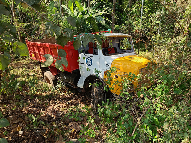 ಕೊಲ್ನಾಡು: ಟಿಪ್ಪರ್ - ಕಾರು ನಡುವೆ ಅಪಘಾತ