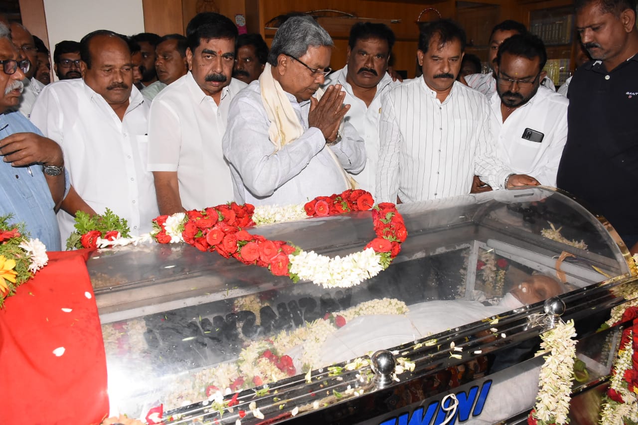 ಪ.ಮಲ್ಲೇಶ್ ಅಂತಿಮ‌ದರ್ಶನ ಪಡೆದ ಸಿದ್ದರಾಮಯ್ಯ; ಧೀರ್ಘ ಕಾಲದ ಸ್ನೇಹಿತನ ನೆನೆದು ಕಂಬನಿ