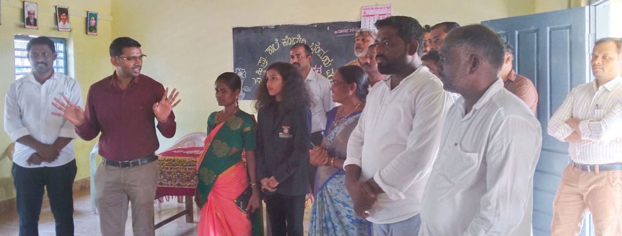 ಕೊಡೇರಿ ಸ.ಹಿ.ಪ್ರಾ.ಶಾಲೆಗೆ ಜಿಲ್ಲಾಧಿಕಾರಿ ಭೇಟಿ: ಮೇಲ್ಚಾವಣಿ ತಗಡಿನ ಶೀಟ್ ಬದಲಿಸಲು ಸೂಚನೆ ಕೊಡೇರಿ ಸ.ಹಿ.ಪ್ರಾ.ಶಾಲೆಗೆ ಜಿಲ್ಲಾಧಿಕಾರಿ ಭೇಟಿ: ಮೇಲ್ಚಾವಣಿ ತಗಡಿನ ಶೀಟ್ ಬದಲಿಸಲು ಸೂಚನೆ