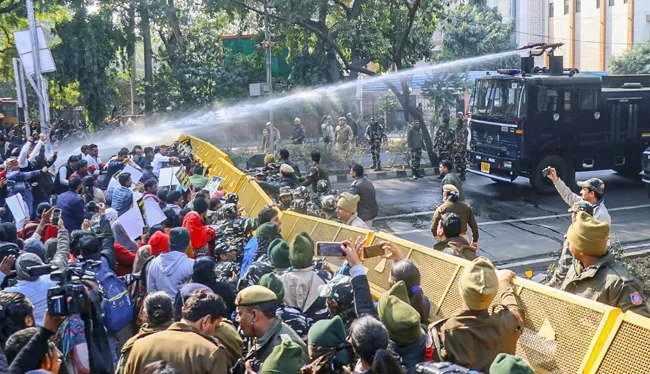 ದಕ್ಷಿಣ ದಿಲ್ಲಿಯಲ್ಲಿ ಕೊಳಗೇರಿಗಳ ಧ್ವಂಸ: ಬಿಜೆಪಿ ಸಂಸದನ ನಿವಾಸದೆದುರು ಆಪ್ ಶಾಸಕರ ಪ್ರತಿಭಟನೆ