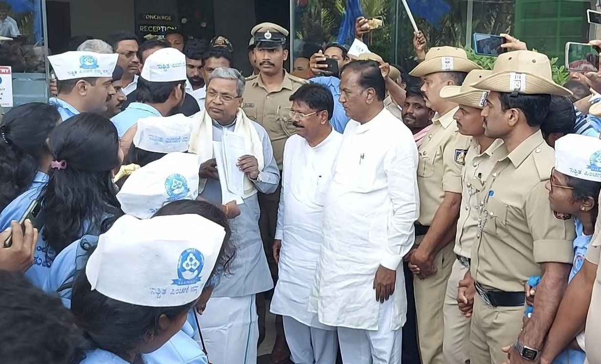 ಉಡುಪಿ | ಏಕರೂಪ ಪಿಂಚಣಿ ವ್ಯವಸ್ಥೆ ಜಾರಿಗೆ ತರುವಂತೆ ಆಗ್ರಹಿಸಿ ಸಿದ್ದರಾಮಯ್ಯರಿಗೆ ಮನವಿ ಉಡುಪಿ | ಏಕರೂಪ ಪಿಂಚಣಿ ವ್ಯವಸ್ಥೆ ಜಾರಿಗೆ ತರುವಂತೆ ಆಗ್ರಹಿಸಿ ಸಿದ್ದರಾಮಯ್ಯರಿಗೆ ಮನವಿ