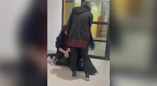 ಲಾಹೋರ್: ಮಾದಕವಸ್ತು ಸೇವಿಸಲು ನಿರಾಕರಿಸಿದ ವಿದ್ಯಾರ್ಥಿನಿಗೆ ಚಿತ್ರಹಿಂಸೆ ಲಾಹೋರ್: ಮಾದಕವಸ್ತು ಸೇವಿಸಲು ನಿರಾಕರಿಸಿದ ವಿದ್ಯಾರ್ಥಿನಿಗೆ ಚಿತ್ರಹಿಂಸೆ